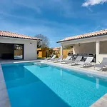 Des Ecureuils By Interhome וילה