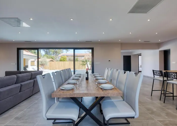 Des Ecureuils By Interhome *