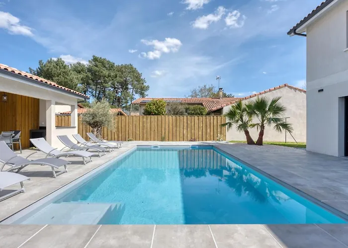 Des Ecureuils By Interhome Vila Lanton