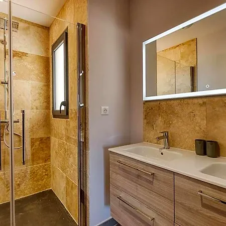 Des Ecureuils By Interhome Vila